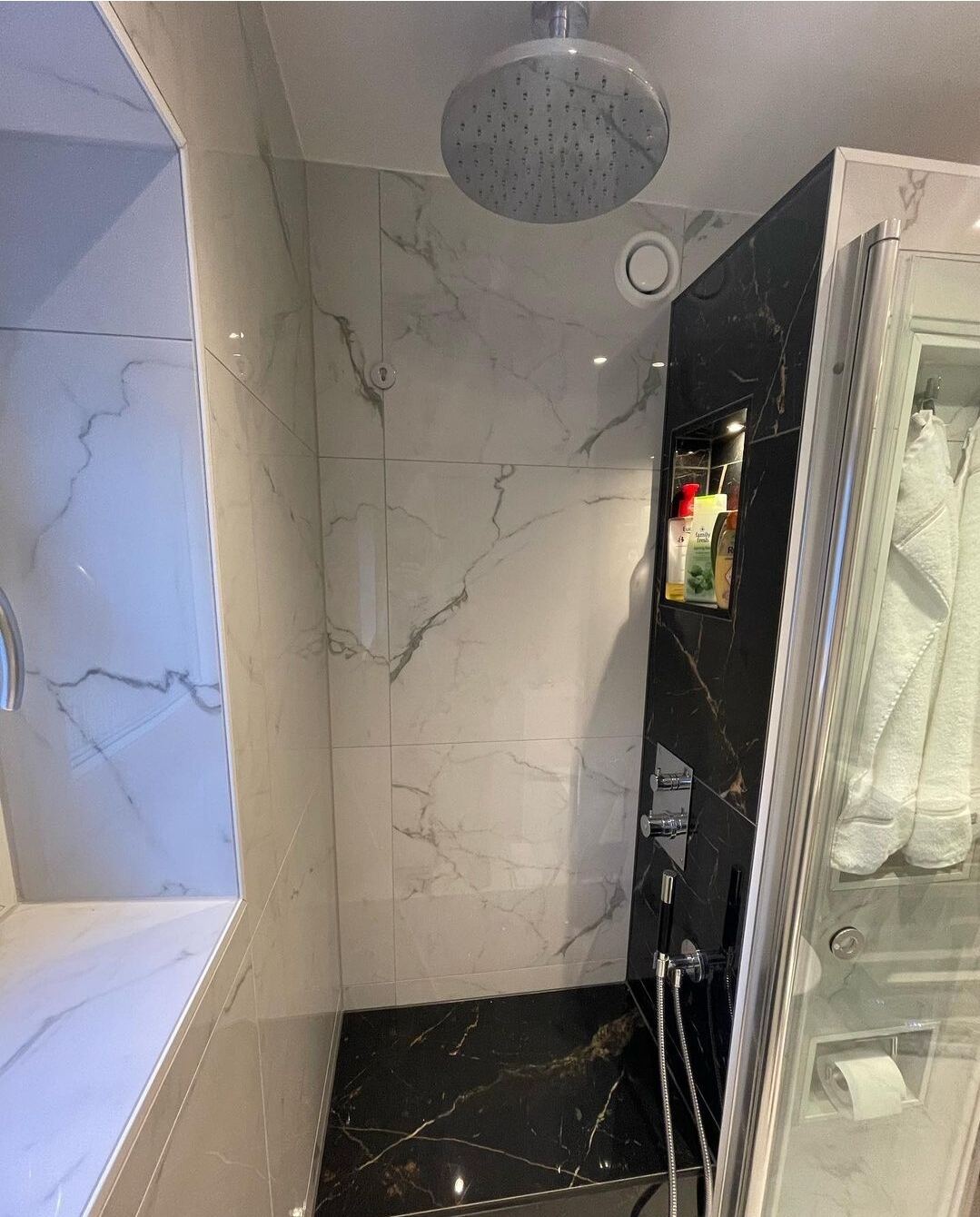 Renoverat badrum: Vit + svart marmor, valnötskommod, tvättmaskin, glasdusch