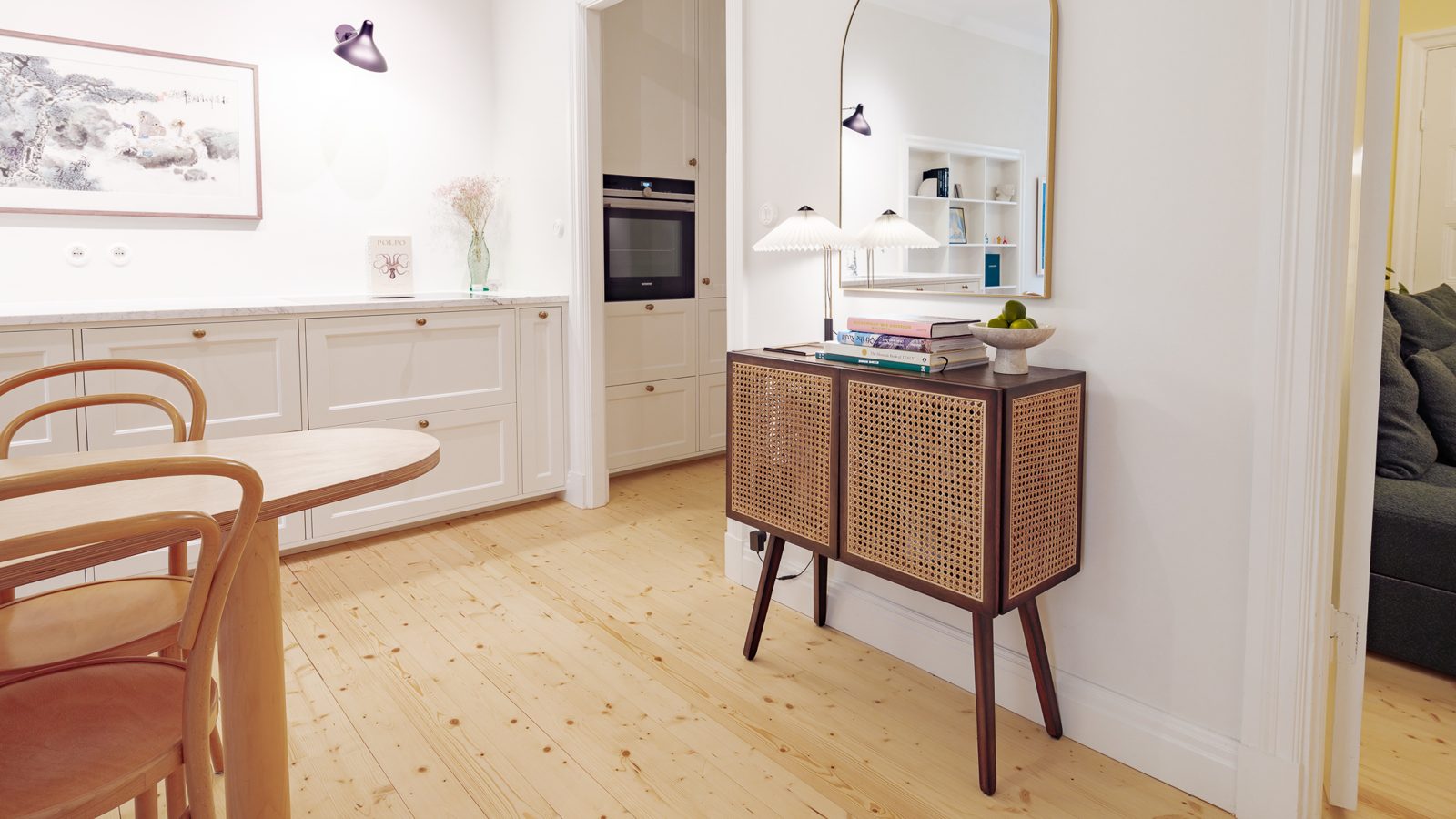 Vitt kök med matbord och retroskänk i teak