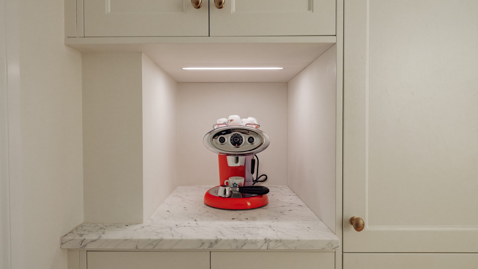 Belyst nisch för kaffemaskin i vitt kök